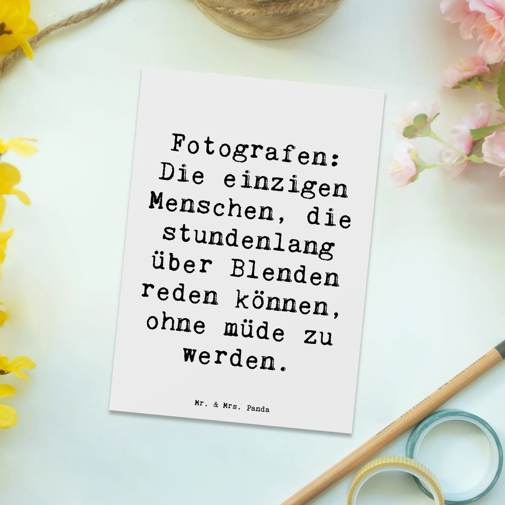 Postkarte Spruch Fotografen: Die einzigen Menschen, die stundenlang über Blenden reden können, ohne müde zu werden. Geschenkkarte, Ansichtskarten, Einladungskarte, Einladungskarten Geburtstag, Grußkarte, Ansichtskarte, Einladung, Dankeskarte, Einladung Geburtstag, Geburtstagskarte, Karte, Postkarte, Beruf, Ausbildung, Jubiläum, Abschied, Rente, Kollege, Kollegin, Geschenk, Schenken, Arbeitskollege, Mitarbeiter, Firma, Danke, Dankeschön