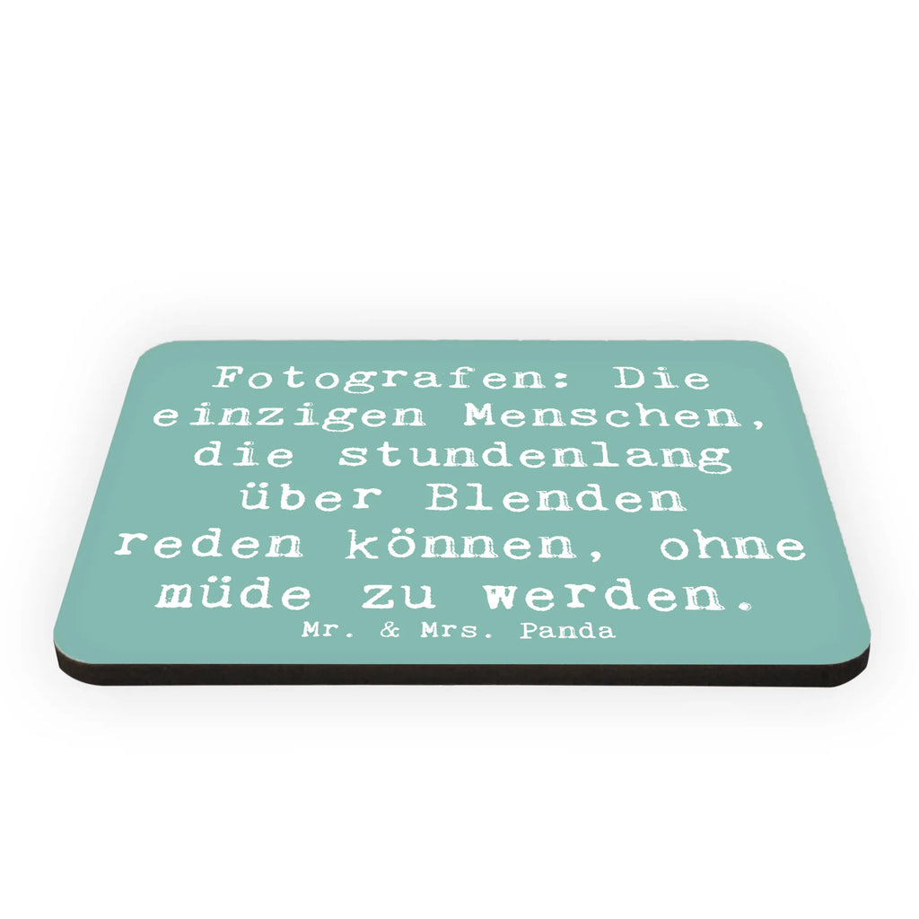Magnet Spruch Fotografen: Die einzigen Menschen, die stundenlang über Blenden reden können, ohne müde zu werden. Motivmagnete, Pinnwandmagnet, Kühlschrankmagnet, Kühlschrank Dekoration, Notiz Magnet, Whiteboard Magnet, Souvenir Magnet, Dekomagnet, Beruf, Ausbildung, Jubiläum, Abschied, Rente, Kollege, Kollegin, Geschenk, Schenken, Arbeitskollege, Mitarbeiter, Firma, Danke, Dankeschön