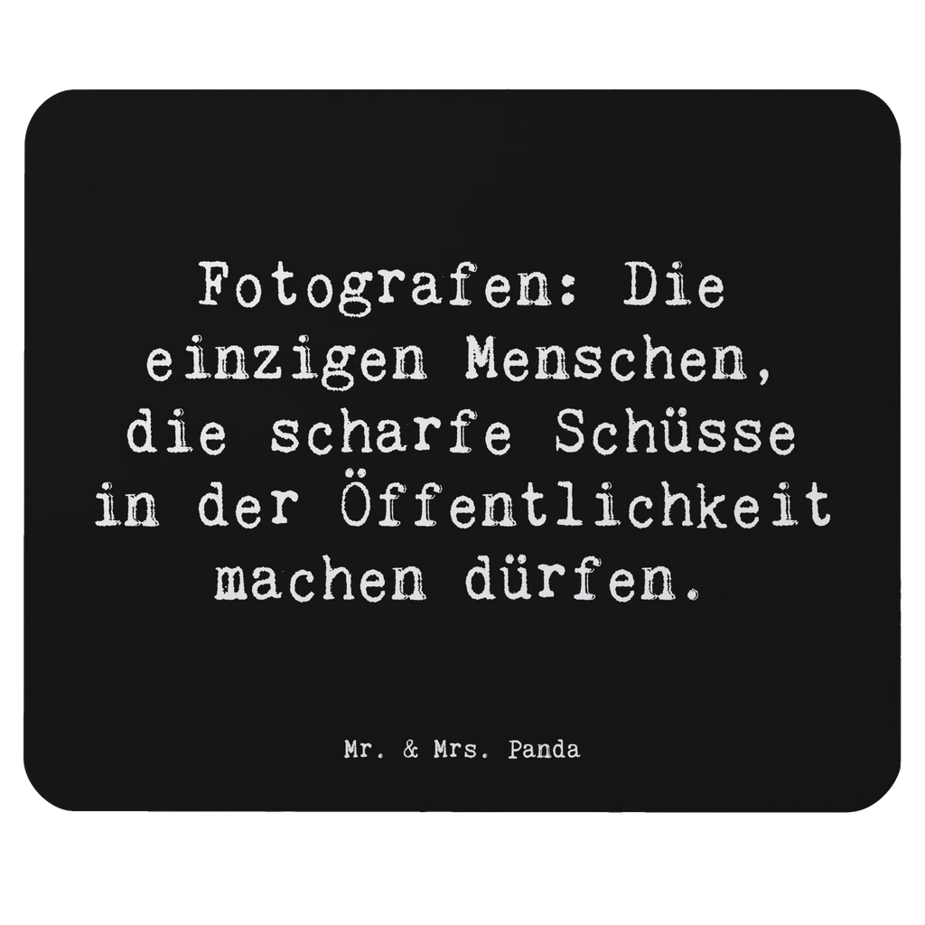 Mauspad Spruch Fotografen: Die einzigen Menschen, die scharfe Schüsse in der Öffentlichkeit machen dürfen. PC Zubehör, Arbeitszimmer, Mausunterlage, Mousepad, Computer zubehör, Mauspad, Designer Mauspad, Mauspad Büro, Einzigartiges Mauspad, Büroausstattung, Beruf, Ausbildung, Jubiläum, Abschied, Rente, Kollege, Kollegin, Geschenk, Schenken, Arbeitskollege, Mitarbeiter, Firma, Danke, Dankeschön