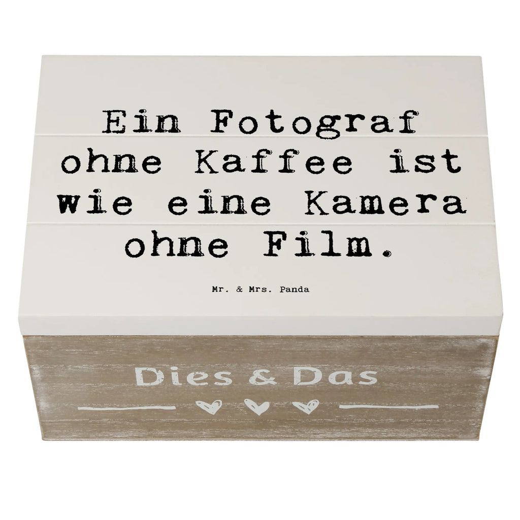 Holzkiste Spruch Ein Fotograf ohne Kaffee ist wie eine Kamera ohne Film. Holzkiste, Schatulle, Erinnerungsbox, XXL, Geschenkdose, Aufbewahrungsbox, Dekokiste, Kiste, Truhe, Erinnerungskiste, Schatzkiste, Geschenkbox, Beruf, Ausbildung, Jubiläum, Abschied, Rente, Kollege, Kollegin, Geschenk, Schenken, Arbeitskollege, Mitarbeiter, Firma, Danke, Dankeschön