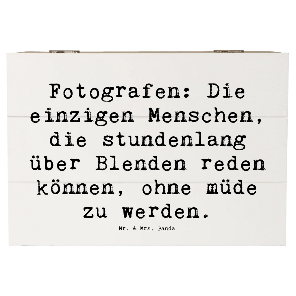 Holzkiste Spruch Fotografen: Die einzigen Menschen, die stundenlang über Blenden reden können, ohne müde zu werden. XXL, Truhe, Holzkiste, Schatulle, Erinnerungsbox, Geschenkdose, Schatzkiste, Aufbewahrungsbox, Erinnerungskiste, Kiste, Dekokiste, Geschenkbox, Beruf, Ausbildung, Jubiläum, Abschied, Rente, Kollege, Kollegin, Geschenk, Schenken, Arbeitskollege, Mitarbeiter, Firma, Danke, Dankeschön