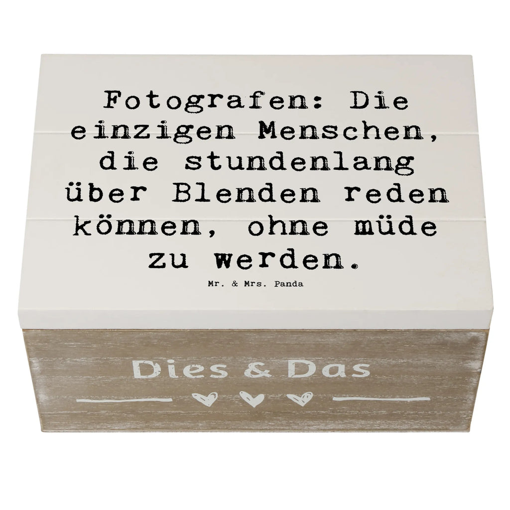 Holzkiste Spruch Fotografen: Die einzigen Menschen, die stundenlang über Blenden reden können, ohne müde zu werden. XXL, Truhe, Holzkiste, Schatulle, Erinnerungsbox, Geschenkdose, Schatzkiste, Aufbewahrungsbox, Erinnerungskiste, Kiste, Dekokiste, Geschenkbox, Beruf, Ausbildung, Jubiläum, Abschied, Rente, Kollege, Kollegin, Geschenk, Schenken, Arbeitskollege, Mitarbeiter, Firma, Danke, Dankeschön