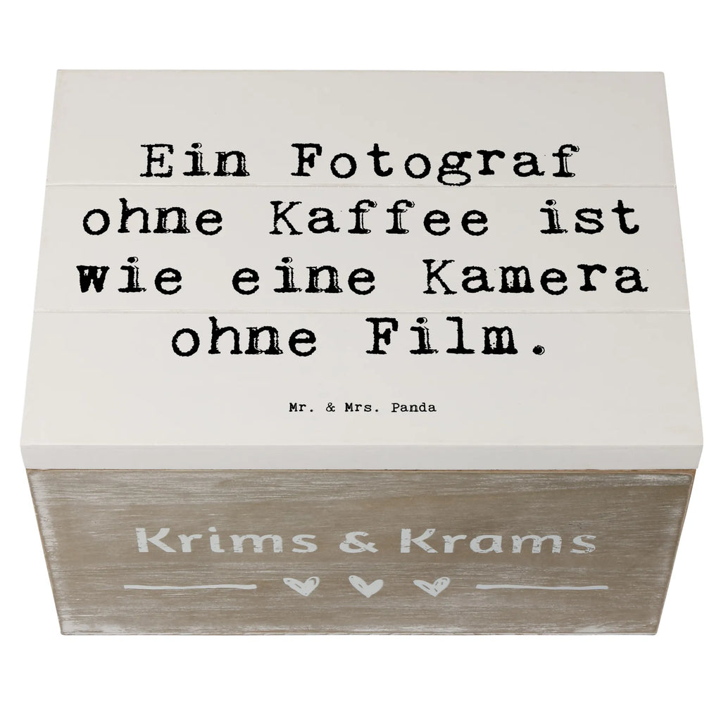 Holzkiste Spruch Ein Fotograf ohne Kaffee ist wie eine Kamera ohne Film. Holzkiste, Schatulle, Erinnerungsbox, XXL, Geschenkdose, Aufbewahrungsbox, Dekokiste, Kiste, Truhe, Erinnerungskiste, Schatzkiste, Geschenkbox, Beruf, Ausbildung, Jubiläum, Abschied, Rente, Kollege, Kollegin, Geschenk, Schenken, Arbeitskollege, Mitarbeiter, Firma, Danke, Dankeschön
