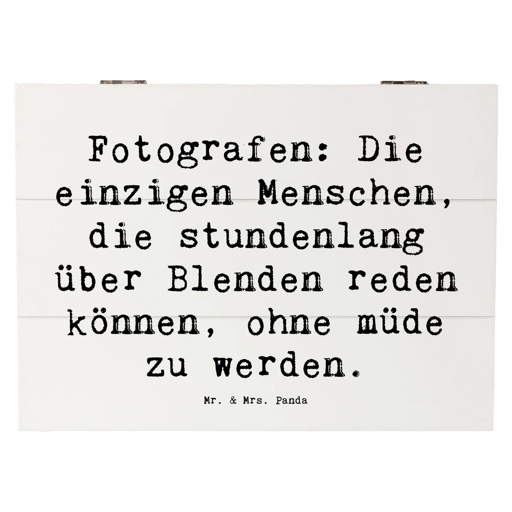 Holzkiste Spruch Fotografen: Die einzigen Menschen, die stundenlang über Blenden reden können, ohne müde zu werden. XXL, Truhe, Holzkiste, Schatulle, Erinnerungsbox, Geschenkdose, Schatzkiste, Aufbewahrungsbox, Erinnerungskiste, Kiste, Dekokiste, Geschenkbox, Beruf, Ausbildung, Jubiläum, Abschied, Rente, Kollege, Kollegin, Geschenk, Schenken, Arbeitskollege, Mitarbeiter, Firma, Danke, Dankeschön