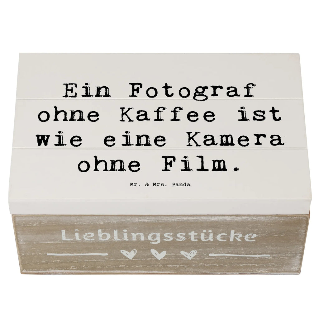 Holzkiste Spruch Ein Fotograf ohne Kaffee ist wie eine Kamera ohne Film. Holzkiste, Schatulle, Erinnerungsbox, XXL, Geschenkdose, Aufbewahrungsbox, Dekokiste, Kiste, Truhe, Erinnerungskiste, Schatzkiste, Geschenkbox, Beruf, Ausbildung, Jubiläum, Abschied, Rente, Kollege, Kollegin, Geschenk, Schenken, Arbeitskollege, Mitarbeiter, Firma, Danke, Dankeschön