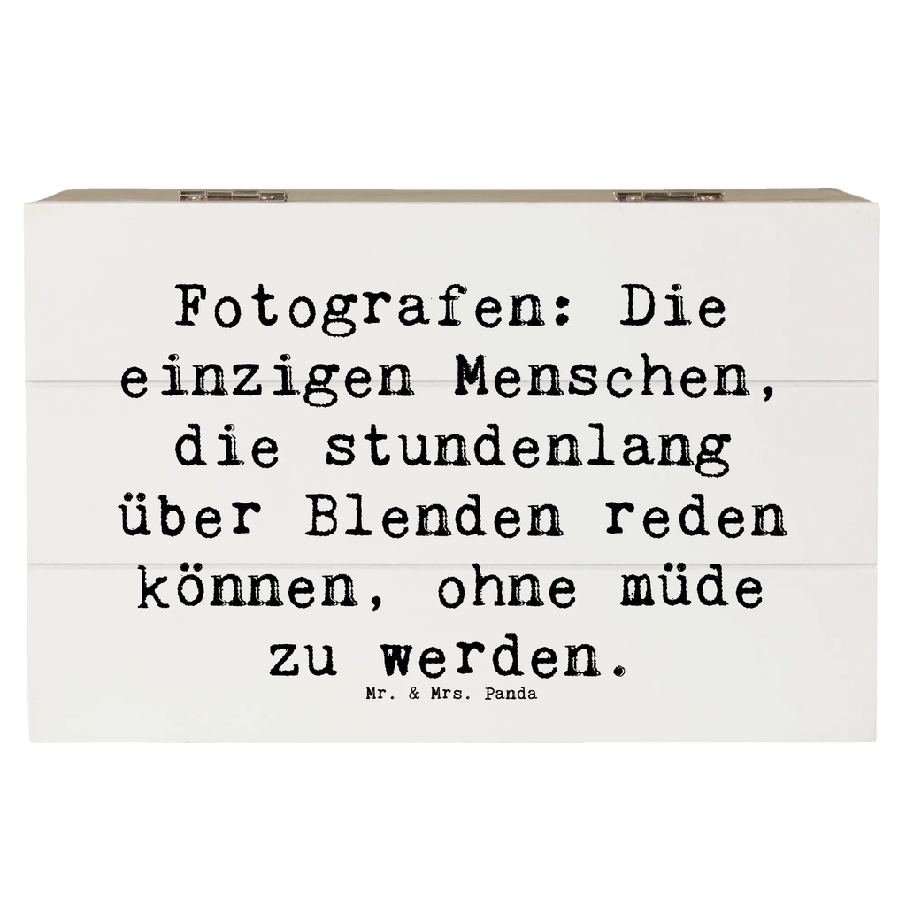 Holzkiste Spruch Fotografen: Die einzigen Menschen, die stundenlang über Blenden reden können, ohne müde zu werden. XXL, Truhe, Holzkiste, Schatulle, Erinnerungsbox, Geschenkdose, Schatzkiste, Aufbewahrungsbox, Erinnerungskiste, Kiste, Dekokiste, Geschenkbox, Beruf, Ausbildung, Jubiläum, Abschied, Rente, Kollege, Kollegin, Geschenk, Schenken, Arbeitskollege, Mitarbeiter, Firma, Danke, Dankeschön