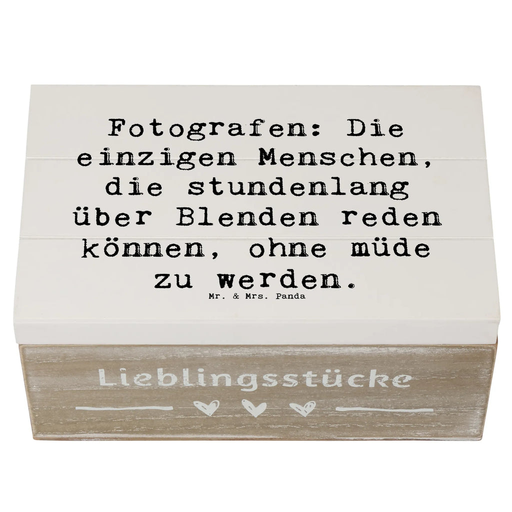 Holzkiste Spruch Fotografen: Die einzigen Menschen, die stundenlang über Blenden reden können, ohne müde zu werden. XXL, Truhe, Holzkiste, Schatulle, Erinnerungsbox, Geschenkdose, Schatzkiste, Aufbewahrungsbox, Erinnerungskiste, Kiste, Dekokiste, Geschenkbox, Beruf, Ausbildung, Jubiläum, Abschied, Rente, Kollege, Kollegin, Geschenk, Schenken, Arbeitskollege, Mitarbeiter, Firma, Danke, Dankeschön