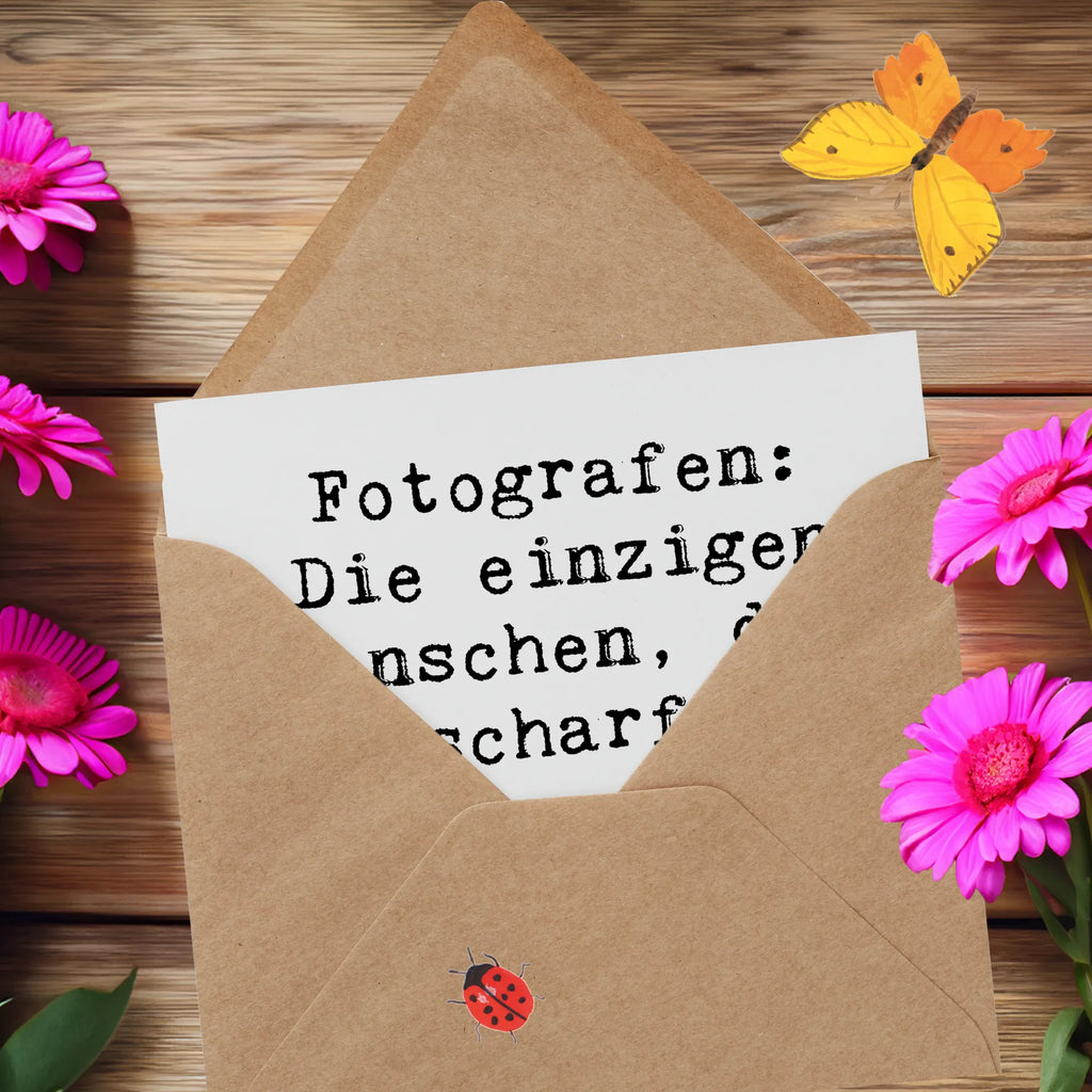 Deluxe Karte Spruch Fotografen: Die einzigen Menschen, die scharfe Schüsse in der Öffentlichkeit machen dürfen. Klappkarte, Grußkarte, Hochzeitskarte, Hochwertige Grußkarte, Hochwertige Klappkarte, Glückwunschkarte, Einladungskarte, Karte, Geburtstagskarte, Beruf, Ausbildung, Jubiläum, Abschied, Rente, Kollege, Kollegin, Geschenk, Schenken, Arbeitskollege, Mitarbeiter, Firma, Danke, Dankeschön