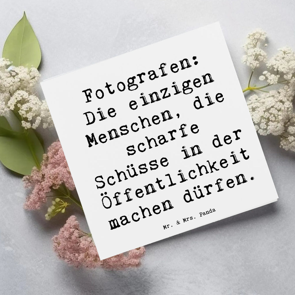 Deluxe Karte Spruch Fotografen: Die einzigen Menschen, die scharfe Schüsse in der Öffentlichkeit machen dürfen. Klappkarte, Grußkarte, Hochzeitskarte, Hochwertige Grußkarte, Hochwertige Klappkarte, Glückwunschkarte, Einladungskarte, Karte, Geburtstagskarte, Beruf, Ausbildung, Jubiläum, Abschied, Rente, Kollege, Kollegin, Geschenk, Schenken, Arbeitskollege, Mitarbeiter, Firma, Danke, Dankeschön