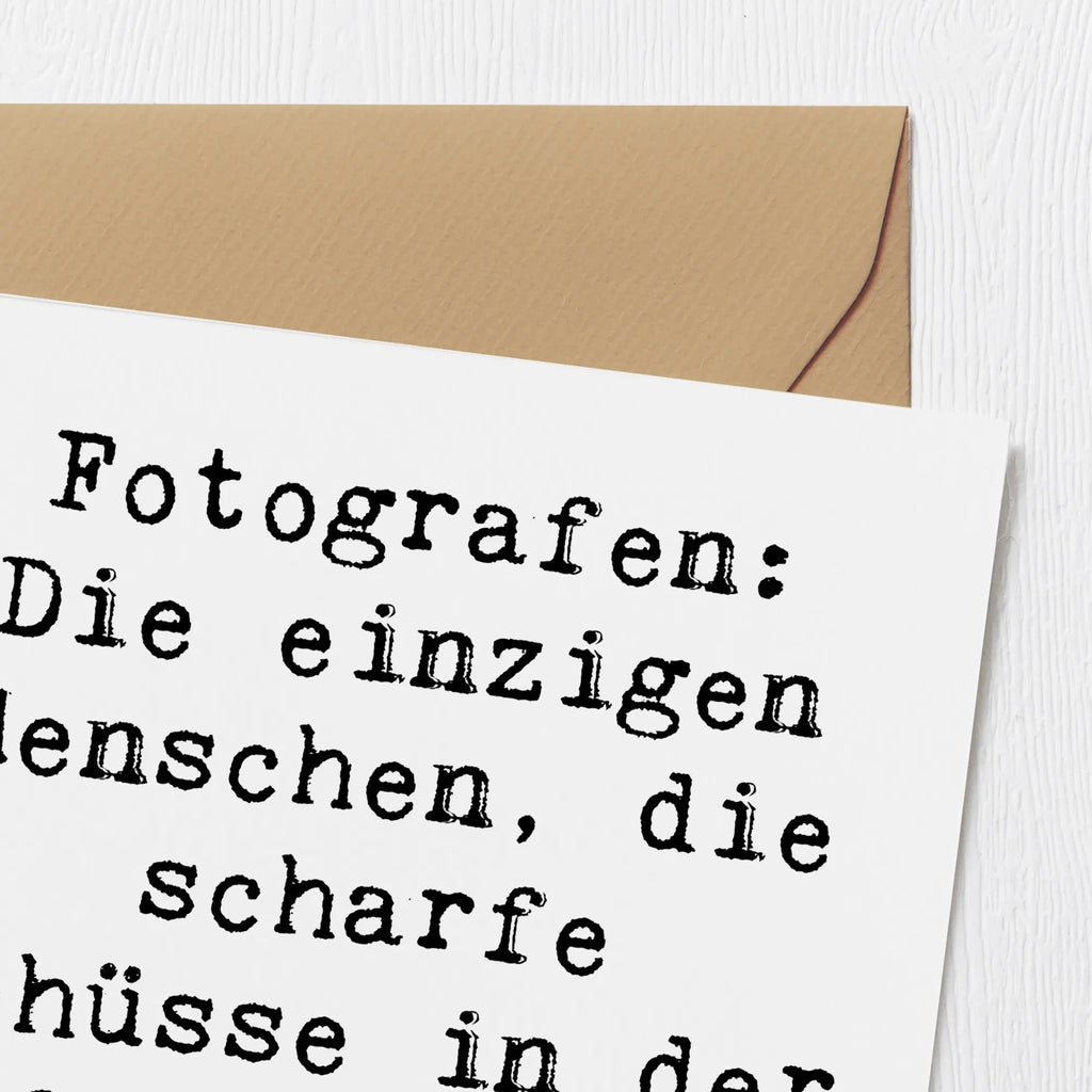 Deluxe Karte Spruch Fotografen: Die einzigen Menschen, die scharfe Schüsse in der Öffentlichkeit machen dürfen. Klappkarte, Grußkarte, Hochzeitskarte, Hochwertige Grußkarte, Hochwertige Klappkarte, Glückwunschkarte, Einladungskarte, Karte, Geburtstagskarte, Beruf, Ausbildung, Jubiläum, Abschied, Rente, Kollege, Kollegin, Geschenk, Schenken, Arbeitskollege, Mitarbeiter, Firma, Danke, Dankeschön