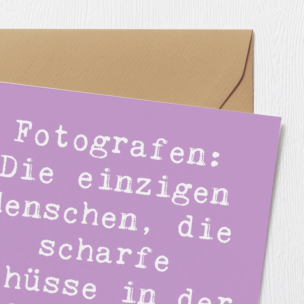 Deluxe Karte Spruch Fotografen: Die einzigen Menschen, die scharfe Schüsse in der Öffentlichkeit machen dürfen. Klappkarte, Grußkarte, Hochzeitskarte, Hochwertige Grußkarte, Hochwertige Klappkarte, Glückwunschkarte, Einladungskarte, Karte, Geburtstagskarte, Beruf, Ausbildung, Jubiläum, Abschied, Rente, Kollege, Kollegin, Geschenk, Schenken, Arbeitskollege, Mitarbeiter, Firma, Danke, Dankeschön