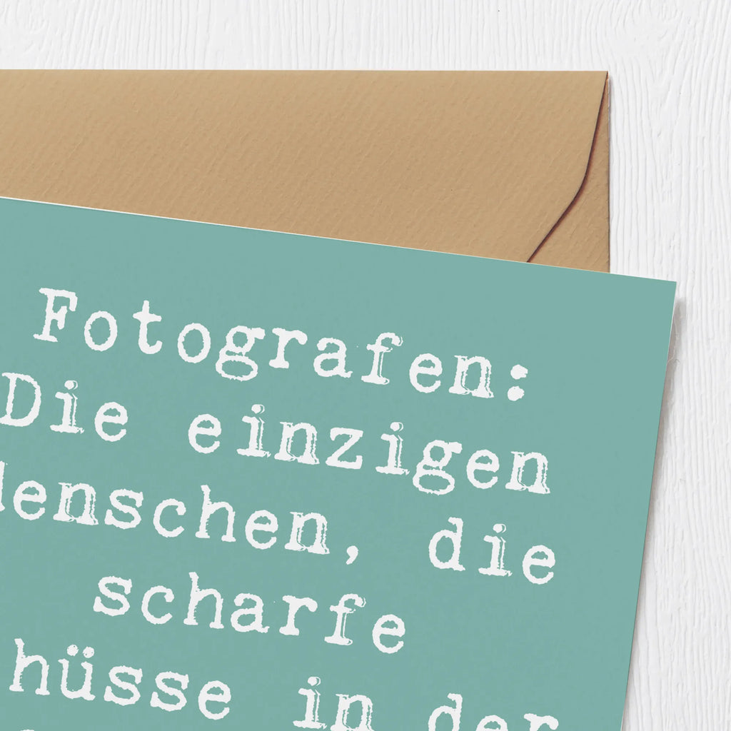 Deluxe Karte Spruch Fotografen: Die einzigen Menschen, die scharfe Schüsse in der Öffentlichkeit machen dürfen. Klappkarte, Grußkarte, Hochzeitskarte, Hochwertige Grußkarte, Hochwertige Klappkarte, Glückwunschkarte, Einladungskarte, Karte, Geburtstagskarte, Beruf, Ausbildung, Jubiläum, Abschied, Rente, Kollege, Kollegin, Geschenk, Schenken, Arbeitskollege, Mitarbeiter, Firma, Danke, Dankeschön