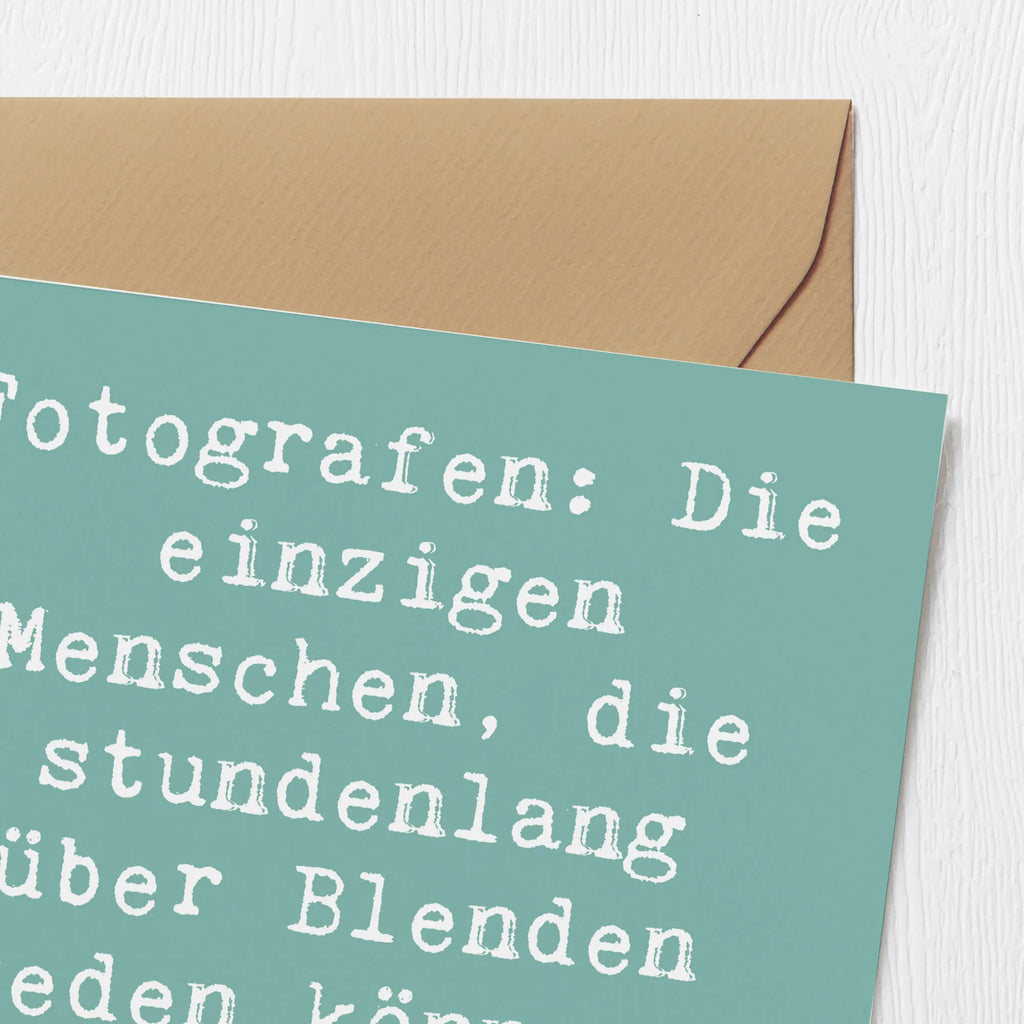 Deluxe Karte Spruch Fotografen: Die einzigen Menschen, die stundenlang über Blenden reden können, ohne müde zu werden. Hochzeitskarte, Karte, Hochwertige Klappkarte, Geburtstagskarte, Einladungskarte, Hochwertige Grußkarte, Glückwunschkarte, Klappkarte, Grußkarte, Beruf, Ausbildung, Jubiläum, Abschied, Rente, Kollege, Kollegin, Geschenk, Schenken, Arbeitskollege, Mitarbeiter, Firma, Danke, Dankeschön