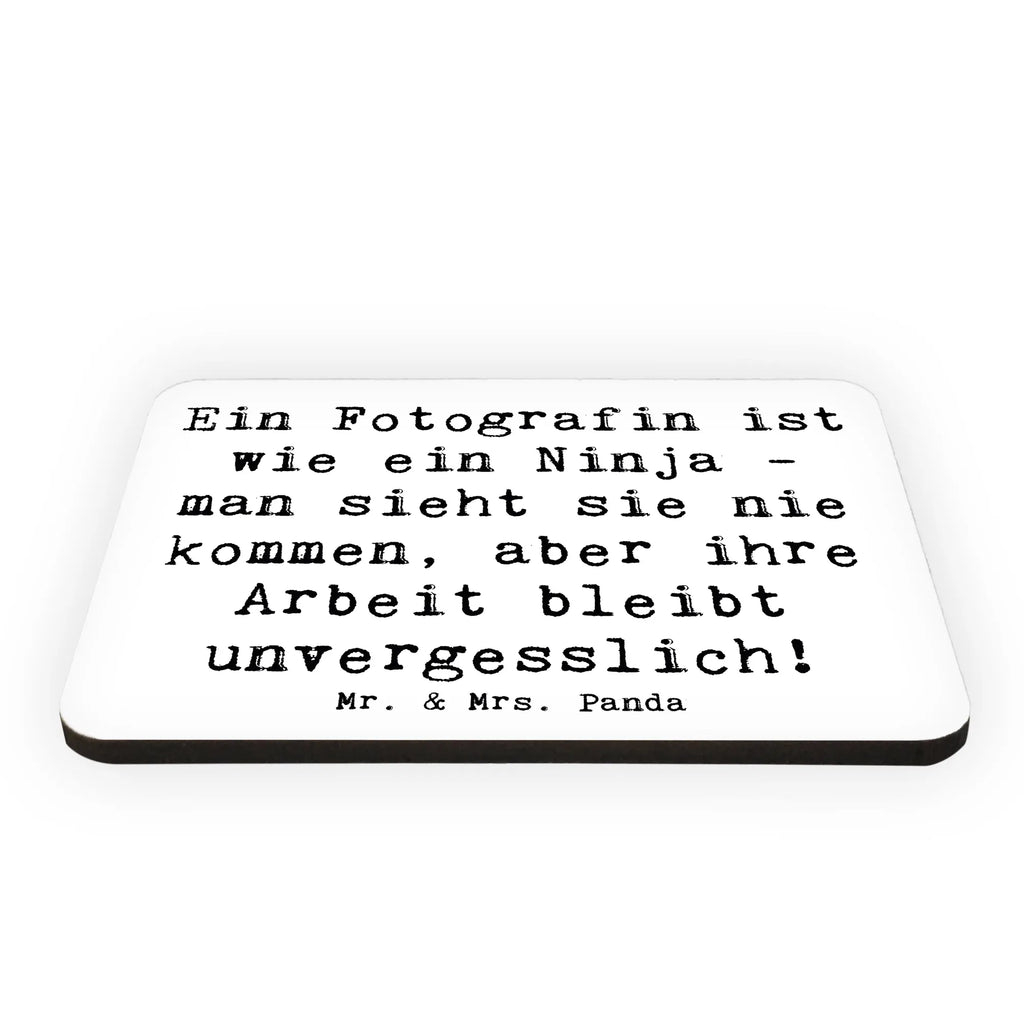 Magnet Saying Ein Fotografin ist wie ein Ninja - man sieht sie nie kommen, aber ihre Arbeit bleibt unvergesslich! Kühlschrankmagnet, Pinnwandmagnet, Notiz Magnet, Souvenir Magnet, Motivmagnete, Whiteboard Magnet, Kühlschrank Dekoration, Dekomagnet, Beruf, Ausbildung, Jubiläum, Abschied, Rente, Kollege, Kollegin, Geschenk, Schenken, Arbeitskollege, Mitarbeiter, Firma, Danke, Dankeschön