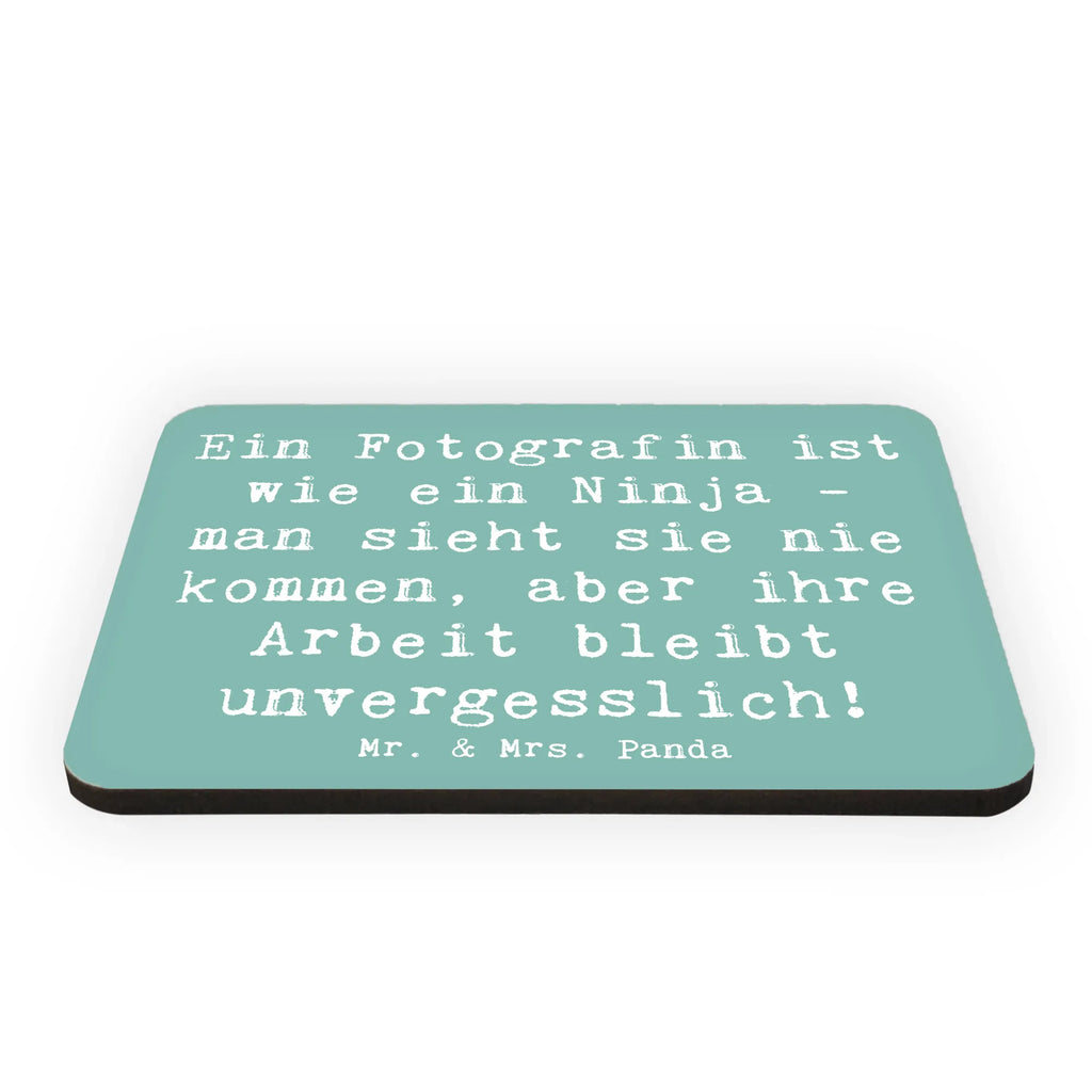 Magnet Saying Ein Fotografin ist wie ein Ninja - man sieht sie nie kommen, aber ihre Arbeit bleibt unvergesslich! Kühlschrankmagnet, Pinnwandmagnet, Notiz Magnet, Souvenir Magnet, Motivmagnete, Whiteboard Magnet, Kühlschrank Dekoration, Dekomagnet, Beruf, Ausbildung, Jubiläum, Abschied, Rente, Kollege, Kollegin, Geschenk, Schenken, Arbeitskollege, Mitarbeiter, Firma, Danke, Dankeschön