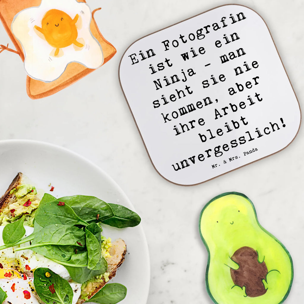 Untersetzer Spruch Ein Fotografin ist wie ein Ninja - man sieht sie nie kommen, aber ihre Arbeit bleibt unvergesslich! Untersetzer aus Holz, Untersetzer Design, Untersetzer Gläser, Bierdeckel, Glasuntersetzer, Korkuntersetzer, Tassen Untersetzer, Untersetzer für Gläser, Holzuntersetzer, Untersetzer, Getränkeuntersetzer, Untersetzer Holz, Beruf, Ausbildung, Jubiläum, Abschied, Rente, Kollege, Kollegin, Geschenk, Schenken, Arbeitskollege, Mitarbeiter, Firma, Danke, Dankeschön