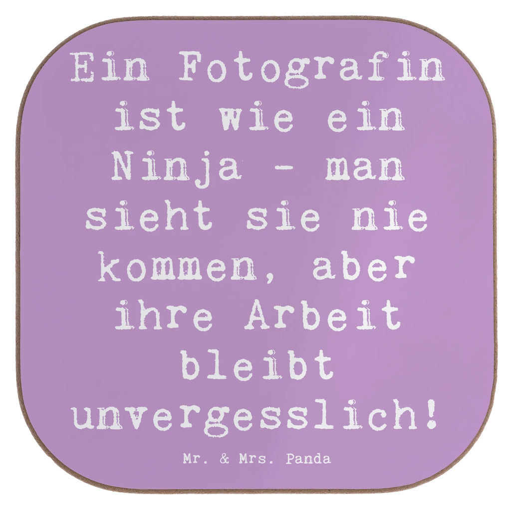 Untersetzer Spruch Ein Fotografin ist wie ein Ninja - man sieht sie nie kommen, aber ihre Arbeit bleibt unvergesslich! Untersetzer aus Holz, Untersetzer Design, Untersetzer Gläser, Bierdeckel, Glasuntersetzer, Korkuntersetzer, Tassen Untersetzer, Untersetzer für Gläser, Holzuntersetzer, Untersetzer, Getränkeuntersetzer, Untersetzer Holz, Beruf, Ausbildung, Jubiläum, Abschied, Rente, Kollege, Kollegin, Geschenk, Schenken, Arbeitskollege, Mitarbeiter, Firma, Danke, Dankeschön