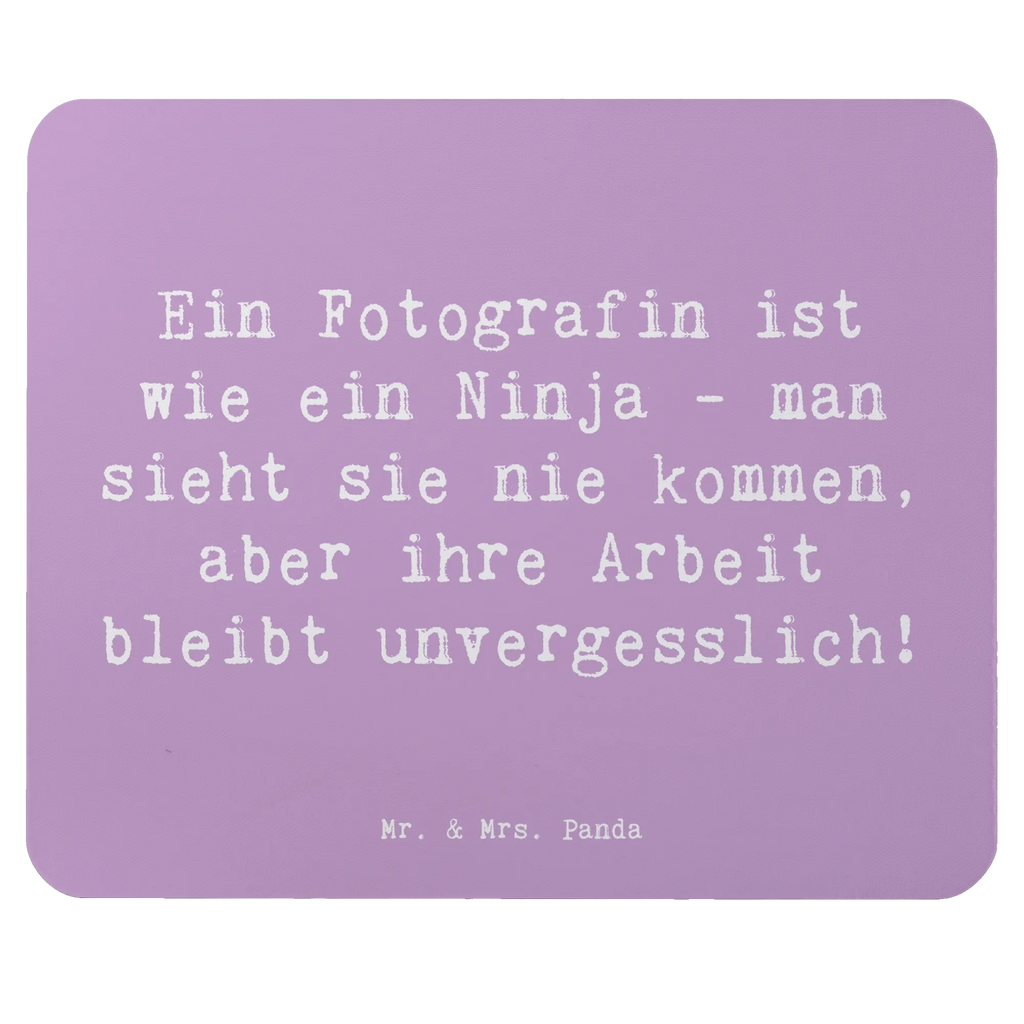 Mauspad Spruch Ein Fotografin ist wie ein Ninja - man sieht sie nie kommen, aber ihre Arbeit bleibt unvergesslich! Einzigartiges Mauspad, Designer Mauspad, Mausunterlage, Mousepad, Mauspad, Mauspad Büro, Arbeitszimmer, Computer zubehör, Büroausstattung, PC Zubehör, Beruf, Ausbildung, Jubiläum, Abschied, Rente, Kollege, Kollegin, Geschenk, Schenken, Arbeitskollege, Mitarbeiter, Firma, Danke, Dankeschön