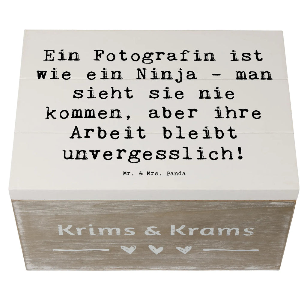 Holzkiste Spruch Ein Fotografin ist wie ein Ninja - man sieht sie nie kommen, aber ihre Arbeit bleibt unvergesslich! Aufbewahrungsbox aus Holz, Holzbox, Holztruhe, aufbewahrungsboxen, Aufbewahrungsbox Holz, kiste holz, aufbewahrungstruhe, box holz, Aufbewahrungsbox, Aufbewahrungskiste, Holzbox mit Deckel, aufbewahrungskiste mit deckel, Holzkisten, Box aus Holz, Holzkiste mit Deckel, Schatulle, truhe holz, holzkästchen, aufbewahrungskisten, holzschatulle, Holzboxen, holzschachtel, Holzkiste, Holz Aufbewahrungsbox, holztruhen, Geschenk, Danke, Dankeschön, Schenken, Beruf, Ausbildung, Abschied, Rente, Kollege, Kollegin, Arbeitskollege, Mitarbeiter, Jubiläum, Firma