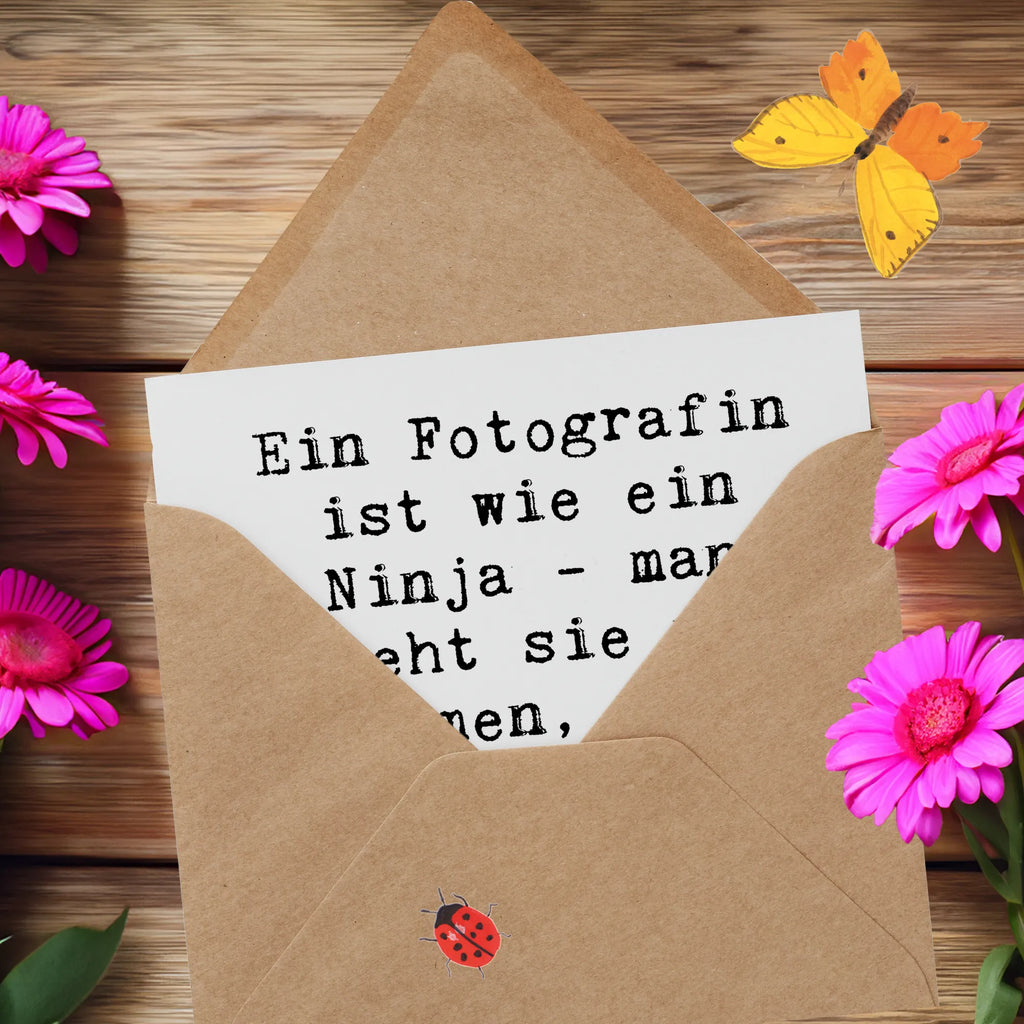 Deluxe Karte Spruch Ein Fotografin ist wie ein Ninja - man sieht sie nie kommen, aber ihre Arbeit bleibt unvergesslich! Karte, Hochwertige Grußkarte, Einladungskarte, Hochwertige Klappkarte, Grußkarte, Klappkarte, Geburtstagskarte, Hochzeitskarte, Glückwunschkarte, Beruf, Ausbildung, Jubiläum, Abschied, Rente, Kollege, Kollegin, Geschenk, Schenken, Arbeitskollege, Mitarbeiter, Firma, Danke, Dankeschön