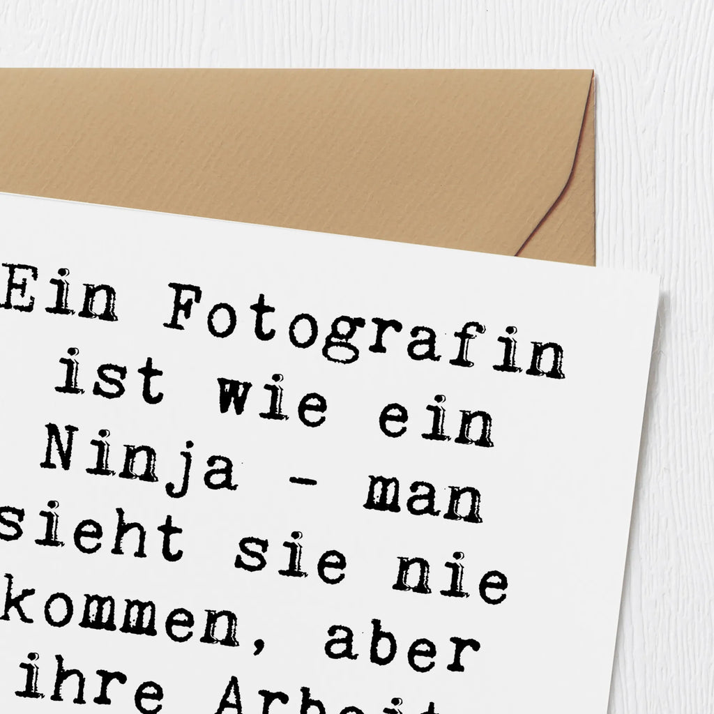 Deluxe Karte Spruch Ein Fotografin ist wie ein Ninja - man sieht sie nie kommen, aber ihre Arbeit bleibt unvergesslich! Karte, Hochwertige Grußkarte, Einladungskarte, Hochwertige Klappkarte, Grußkarte, Klappkarte, Geburtstagskarte, Hochzeitskarte, Glückwunschkarte, Beruf, Ausbildung, Jubiläum, Abschied, Rente, Kollege, Kollegin, Geschenk, Schenken, Arbeitskollege, Mitarbeiter, Firma, Danke, Dankeschön