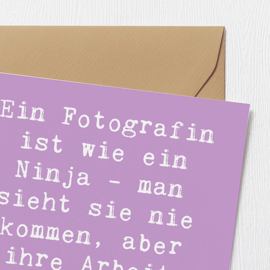 Deluxe Karte Spruch Ein Fotografin ist wie ein Ninja - man sieht sie nie kommen, aber ihre Arbeit bleibt unvergesslich! Karte, Hochwertige Grußkarte, Einladungskarte, Hochwertige Klappkarte, Grußkarte, Klappkarte, Geburtstagskarte, Hochzeitskarte, Glückwunschkarte, Beruf, Ausbildung, Jubiläum, Abschied, Rente, Kollege, Kollegin, Geschenk, Schenken, Arbeitskollege, Mitarbeiter, Firma, Danke, Dankeschön