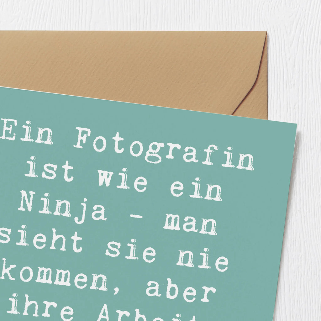 Deluxe Karte Spruch Ein Fotografin ist wie ein Ninja - man sieht sie nie kommen, aber ihre Arbeit bleibt unvergesslich! Karte, Hochwertige Grußkarte, Einladungskarte, Hochwertige Klappkarte, Grußkarte, Klappkarte, Geburtstagskarte, Hochzeitskarte, Glückwunschkarte, Beruf, Ausbildung, Jubiläum, Abschied, Rente, Kollege, Kollegin, Geschenk, Schenken, Arbeitskollege, Mitarbeiter, Firma, Danke, Dankeschön