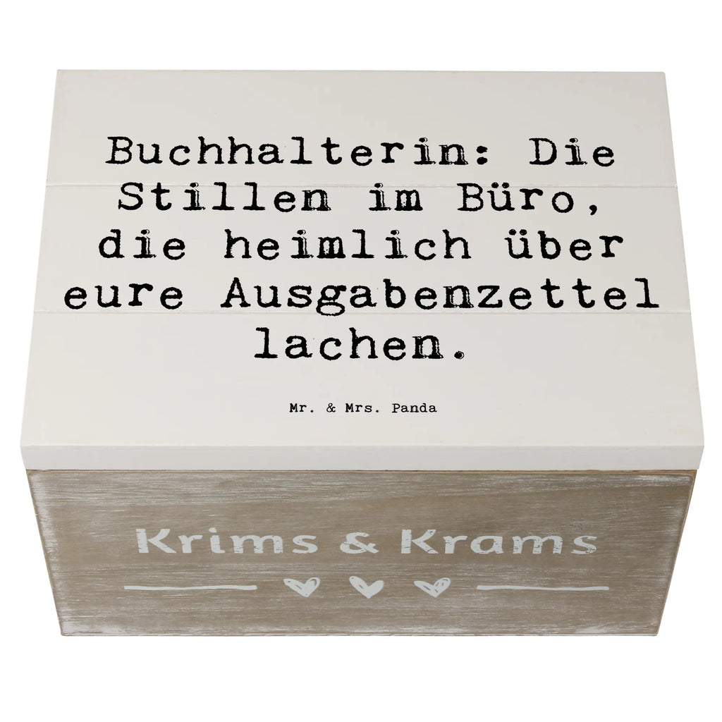 Holzkiste Spruch Buchhalterin: Die Stillen im Büro, die heimlich über eure Ausgabenzettel lachen. Aufbewahrungsbox, Geschenkdose, Geschenkbox, Schatzkiste, Schatulle, Erinnerungskiste, Truhe, XXL, Erinnerungsbox, Holzkiste, Dekokiste, Kiste, Beruf, Ausbildung, Jubiläum, Abschied, Rente, Kollege, Kollegin, Geschenk, Schenken, Arbeitskollege, Mitarbeiter, Firma, Danke, Dankeschön