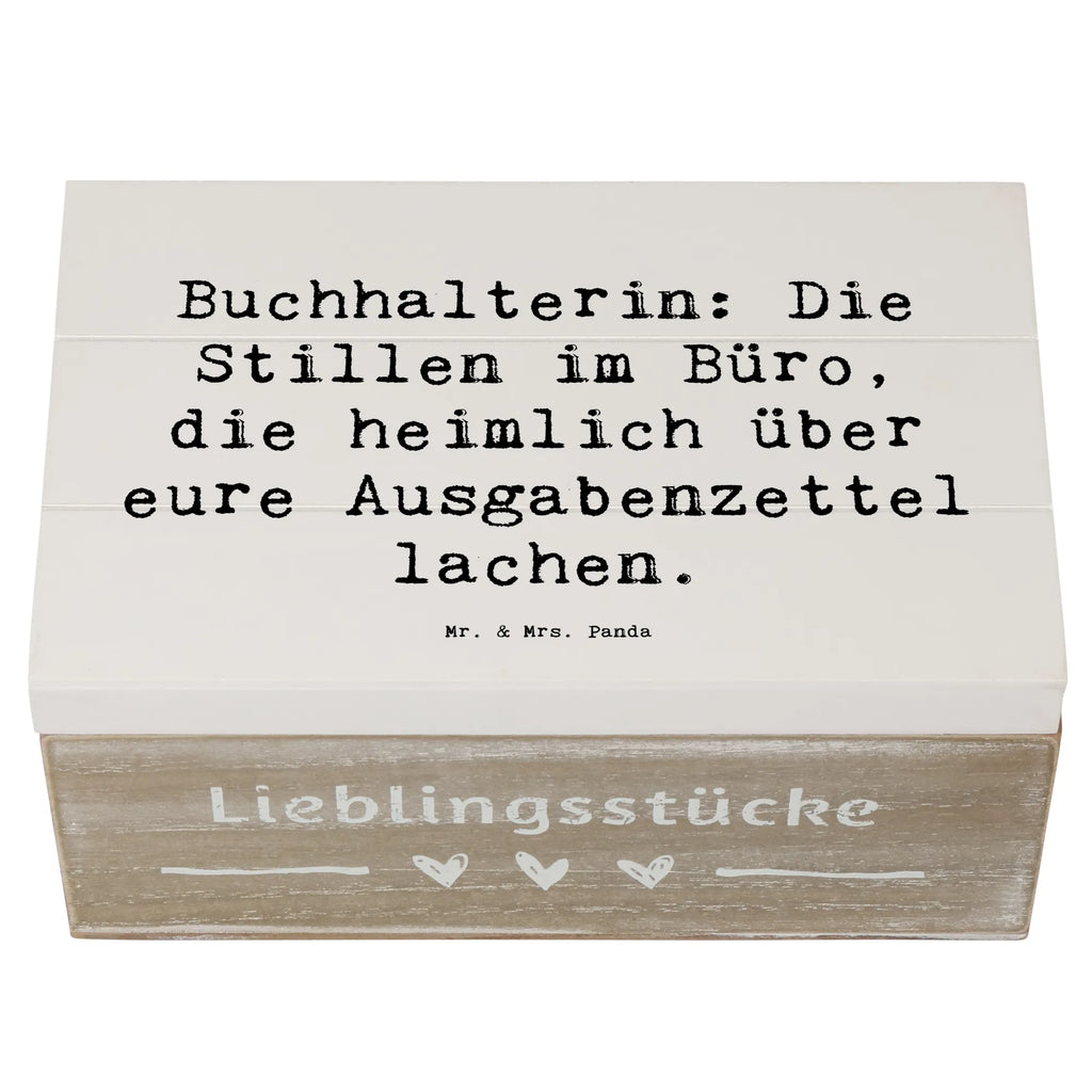 Holzkiste Spruch Buchhalterin: Die Stillen im Büro, die heimlich über eure Ausgabenzettel lachen. Aufbewahrungsbox, Geschenkdose, Geschenkbox, Schatzkiste, Schatulle, Erinnerungskiste, Truhe, XXL, Erinnerungsbox, Holzkiste, Dekokiste, Kiste, Beruf, Ausbildung, Jubiläum, Abschied, Rente, Kollege, Kollegin, Geschenk, Schenken, Arbeitskollege, Mitarbeiter, Firma, Danke, Dankeschön