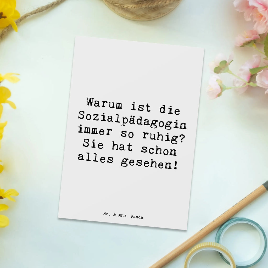 Postcard Saying Warum ist die Sozialpädagogin immer so ruhig? Sie hat schon alles gesehen! Kunstkarten, Postkarte, Designkarte, Motivkarte, bildkarte, spruchkarte, Grußkarte, Postkarten, Ansichtskarten, Fotokarte, Ansichtskarte, einzelkarte, kunstkarte, Geschenk, Schenken, Jubiläum, Danke, Dankeschön, Beruf, Ausbildung, Abschied, Rente, Kollege, Kollegin, Arbeitskollege, Mitarbeiter, Firma