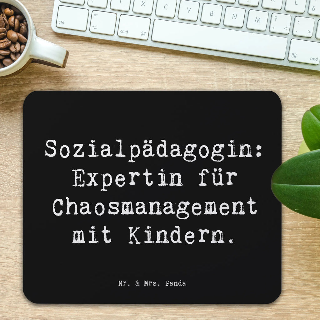 Mouse mat Saying Sozialpädagogin: Expertin für Chaosmanagement mit Kindern. Büroausstattung, Mauspad, Designer Mauspad, Einzigartiges Mauspad, Mausunterlage, Mousepad, PC Zubehör, Arbeitszimmer, Computer zubehör, Mauspad Büro, Beruf, Ausbildung, Jubiläum, Abschied, Rente, Kollege, Kollegin, Geschenk, Schenken, Arbeitskollege, Mitarbeiter, Firma, Danke, Dankeschön