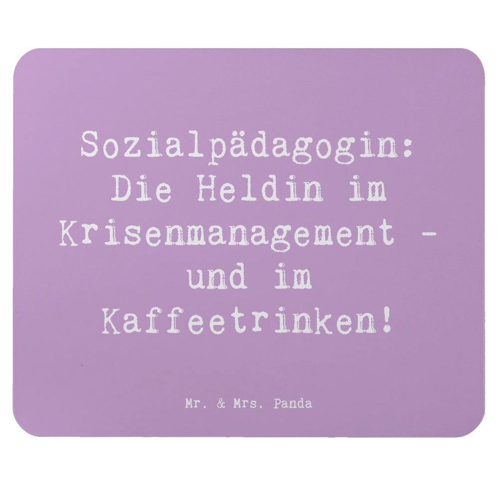 Mouse mat Saying Sozialpädagogin: Die Heldin im Krisenmanagement - und im Kaffeetrinken! Einzigartiges Mauspad, Büroausstattung, Mauspad Büro, Arbeitszimmer, PC Zubehör, Computer zubehör, Designer Mauspad, Mousepad, Mauspad, Mausunterlage, Beruf, Ausbildung, Jubiläum, Abschied, Rente, Kollege, Kollegin, Geschenk, Schenken, Arbeitskollege, Mitarbeiter, Firma, Danke, Dankeschön