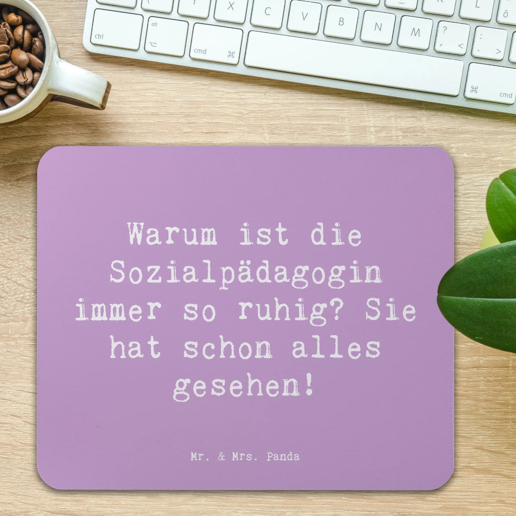 Mouse mat Saying Warum ist die Sozialpädagogin immer so ruhig? Sie hat schon alles gesehen! Mauspad, Computer zubehör, PC Zubehör, Designer Mauspad, Einzigartiges Mauspad, Büroausstattung, Mausunterlage, Mauspad Büro, Mousepad, Arbeitszimmer, Beruf, Ausbildung, Jubiläum, Abschied, Rente, Kollege, Kollegin, Geschenk, Schenken, Arbeitskollege, Mitarbeiter, Firma, Danke, Dankeschön