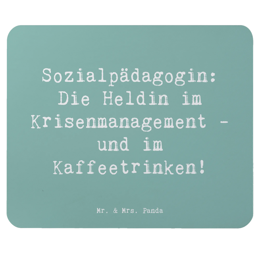 Mouse mat Saying Sozialpädagogin: Die Heldin im Krisenmanagement - und im Kaffeetrinken! Einzigartiges Mauspad, Büroausstattung, Mauspad Büro, Arbeitszimmer, PC Zubehör, Computer zubehör, Designer Mauspad, Mousepad, Mauspad, Mausunterlage, Beruf, Ausbildung, Jubiläum, Abschied, Rente, Kollege, Kollegin, Geschenk, Schenken, Arbeitskollege, Mitarbeiter, Firma, Danke, Dankeschön