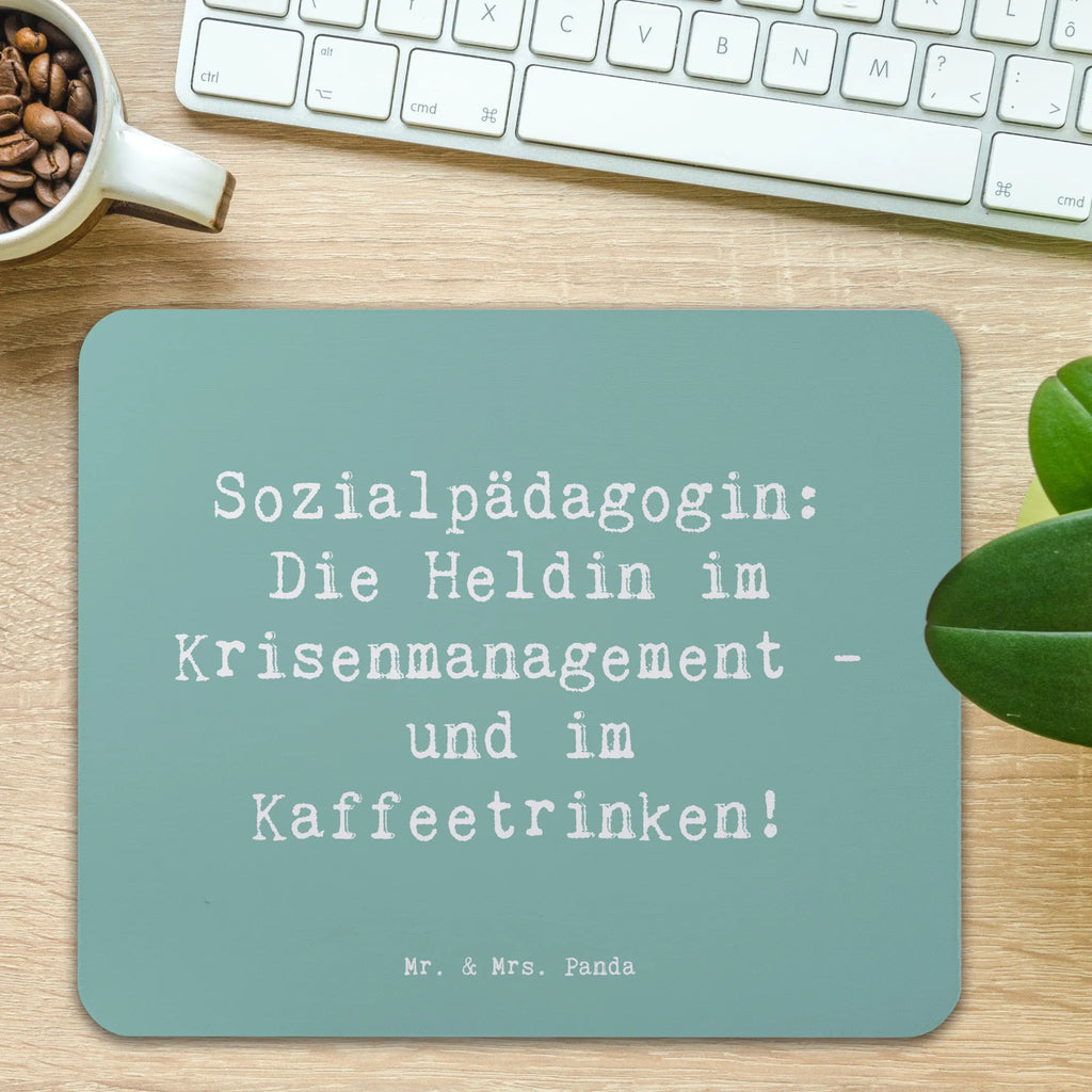 Mouse mat Saying Sozialpädagogin: Die Heldin im Krisenmanagement - und im Kaffeetrinken! Einzigartiges Mauspad, Büroausstattung, Mauspad Büro, Arbeitszimmer, PC Zubehör, Computer zubehör, Designer Mauspad, Mousepad, Mauspad, Mausunterlage, Beruf, Ausbildung, Jubiläum, Abschied, Rente, Kollege, Kollegin, Geschenk, Schenken, Arbeitskollege, Mitarbeiter, Firma, Danke, Dankeschön