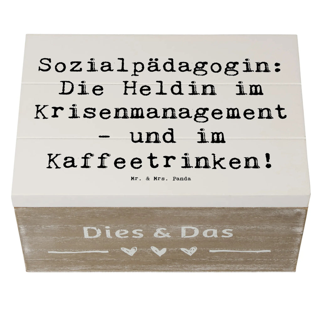 Holzkiste Spruch Sozialpädagogin: Die Heldin im Krisenmanagement - und im Kaffeetrinken! XXL, Kiste, Geschenkdose, Schatzkiste, Dekokiste, Schatulle, Erinnerungsbox, Erinnerungskiste, Aufbewahrungsbox, Geschenkbox, Truhe, Holzkiste, Beruf, Ausbildung, Jubiläum, Abschied, Rente, Kollege, Kollegin, Geschenk, Schenken, Arbeitskollege, Mitarbeiter, Firma, Danke, Dankeschön