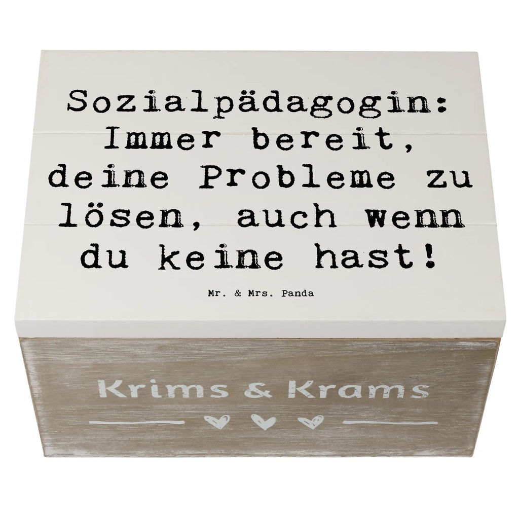 Holzkiste Spruch Sozialpädagogin: Immer bereit, deine Probleme zu lösen, auch wenn du keine hast! Geschenkdose, Erinnerungskiste, Kiste, Aufbewahrungsbox, XXL, Holzkiste, Truhe, Geschenkbox, Dekokiste, Schatulle, Schatzkiste, Erinnerungsbox, Beruf, Ausbildung, Jubiläum, Abschied, Rente, Kollege, Kollegin, Geschenk, Schenken, Arbeitskollege, Mitarbeiter, Firma, Danke, Dankeschön