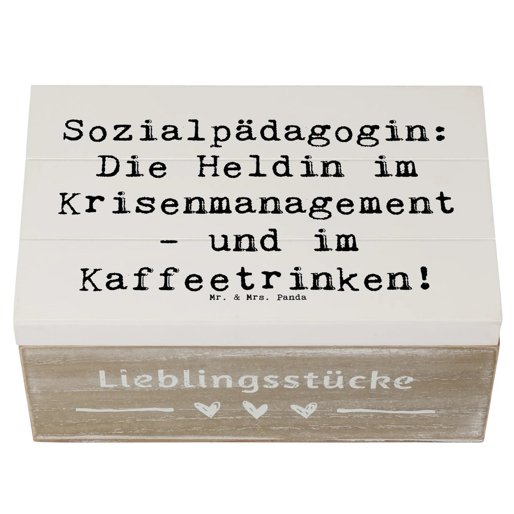 Holzkiste Spruch Sozialpädagogin: Die Heldin im Krisenmanagement - und im Kaffeetrinken! XXL, Kiste, Geschenkdose, Schatzkiste, Dekokiste, Schatulle, Erinnerungsbox, Erinnerungskiste, Aufbewahrungsbox, Geschenkbox, Truhe, Holzkiste, Beruf, Ausbildung, Jubiläum, Abschied, Rente, Kollege, Kollegin, Geschenk, Schenken, Arbeitskollege, Mitarbeiter, Firma, Danke, Dankeschön