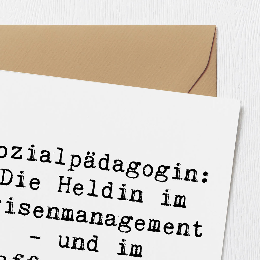 Deluxe Karte Spruch Sozialpädagogin: Die Heldin im Krisenmanagement - und im Kaffeetrinken! Karte, Grußkarte, Einladungskarte, Glückwunschkarte, Geburtstagskarte, Klappkarte, Hochwertige Grußkarte, Hochzeitskarte, Hochwertige Klappkarte, Beruf, Ausbildung, Jubiläum, Abschied, Rente, Kollege, Kollegin, Geschenk, Schenken, Arbeitskollege, Mitarbeiter, Firma, Danke, Dankeschön