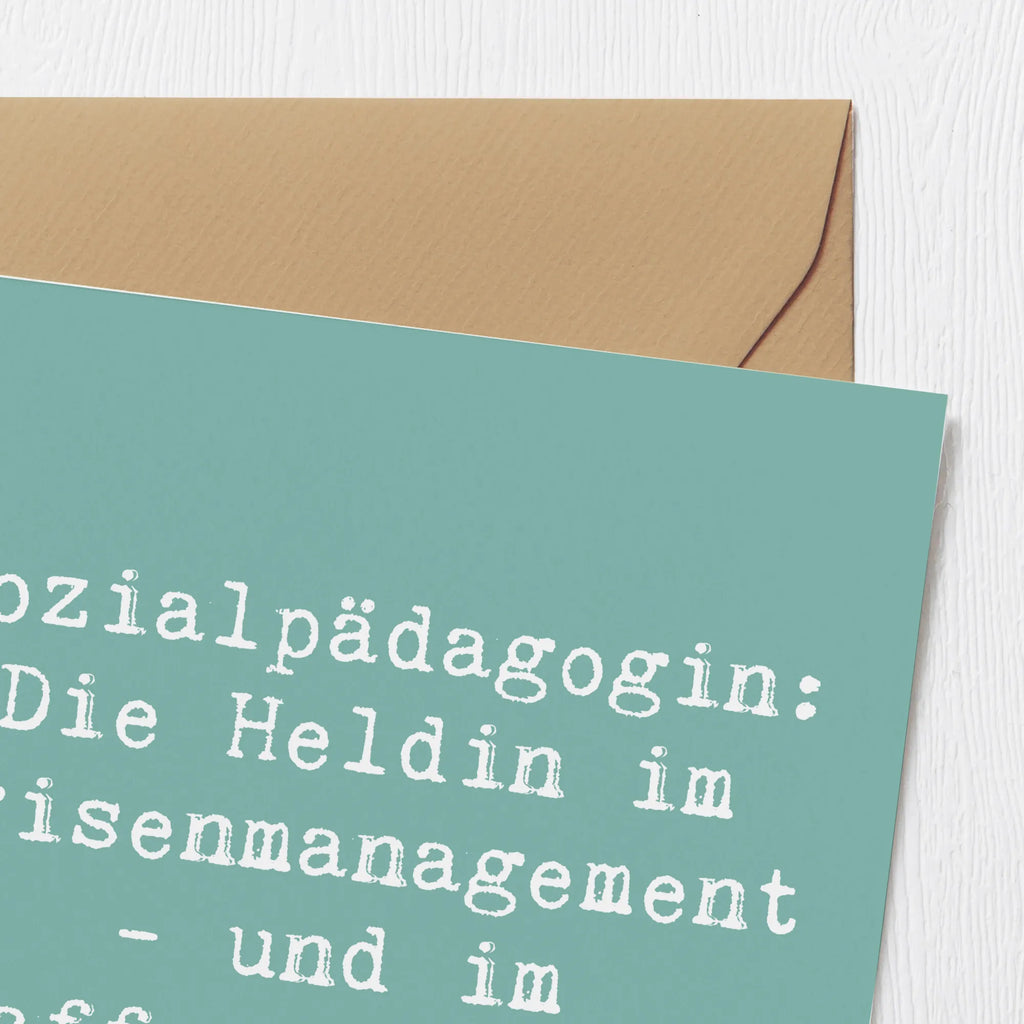 Deluxe Karte Spruch Sozialpädagogin: Die Heldin im Krisenmanagement - und im Kaffeetrinken! Karte, Grußkarte, Einladungskarte, Glückwunschkarte, Geburtstagskarte, Klappkarte, Hochwertige Grußkarte, Hochzeitskarte, Hochwertige Klappkarte, Beruf, Ausbildung, Jubiläum, Abschied, Rente, Kollege, Kollegin, Geschenk, Schenken, Arbeitskollege, Mitarbeiter, Firma, Danke, Dankeschön