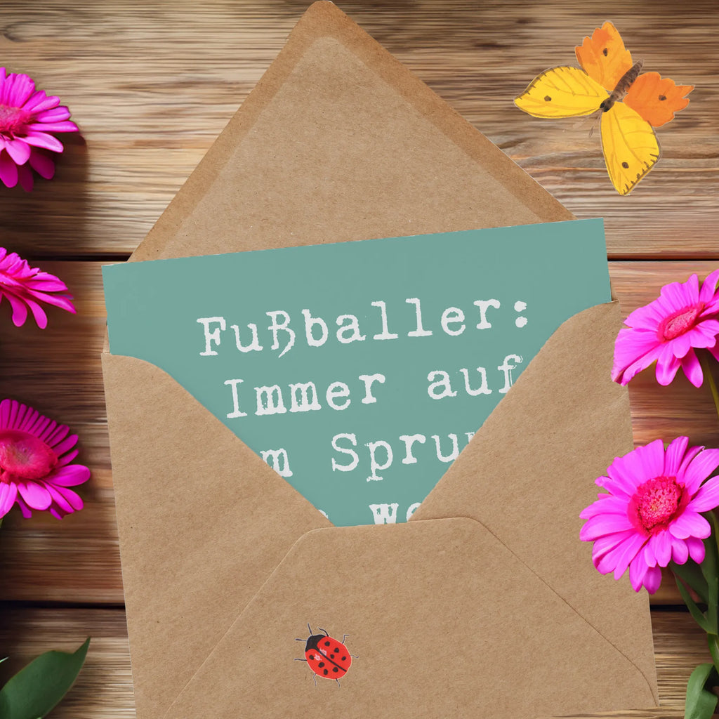 Deluxe Card Saying Fußballer: Immer auf dem Sprung, auch wenn's mal nicht rund läuft! Karte, Hochwertige Grußkarte, Einladungskarte, Glückwunschkarte, Klappkarte, Hochwertige Klappkarte, Hochzeitskarte, Geburtstagskarte, Grußkarte, Beruf, Ausbildung, Jubiläum, Abschied, Rente, Kollege, Kollegin, Geschenk, Schenken, Arbeitskollege, Mitarbeiter, Firma, Danke, Dankeschön