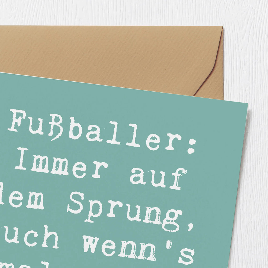 Deluxe Card Saying Fußballer: Immer auf dem Sprung, auch wenn's mal nicht rund läuft! Karte, Hochwertige Grußkarte, Einladungskarte, Glückwunschkarte, Klappkarte, Hochwertige Klappkarte, Hochzeitskarte, Geburtstagskarte, Grußkarte, Beruf, Ausbildung, Jubiläum, Abschied, Rente, Kollege, Kollegin, Geschenk, Schenken, Arbeitskollege, Mitarbeiter, Firma, Danke, Dankeschön