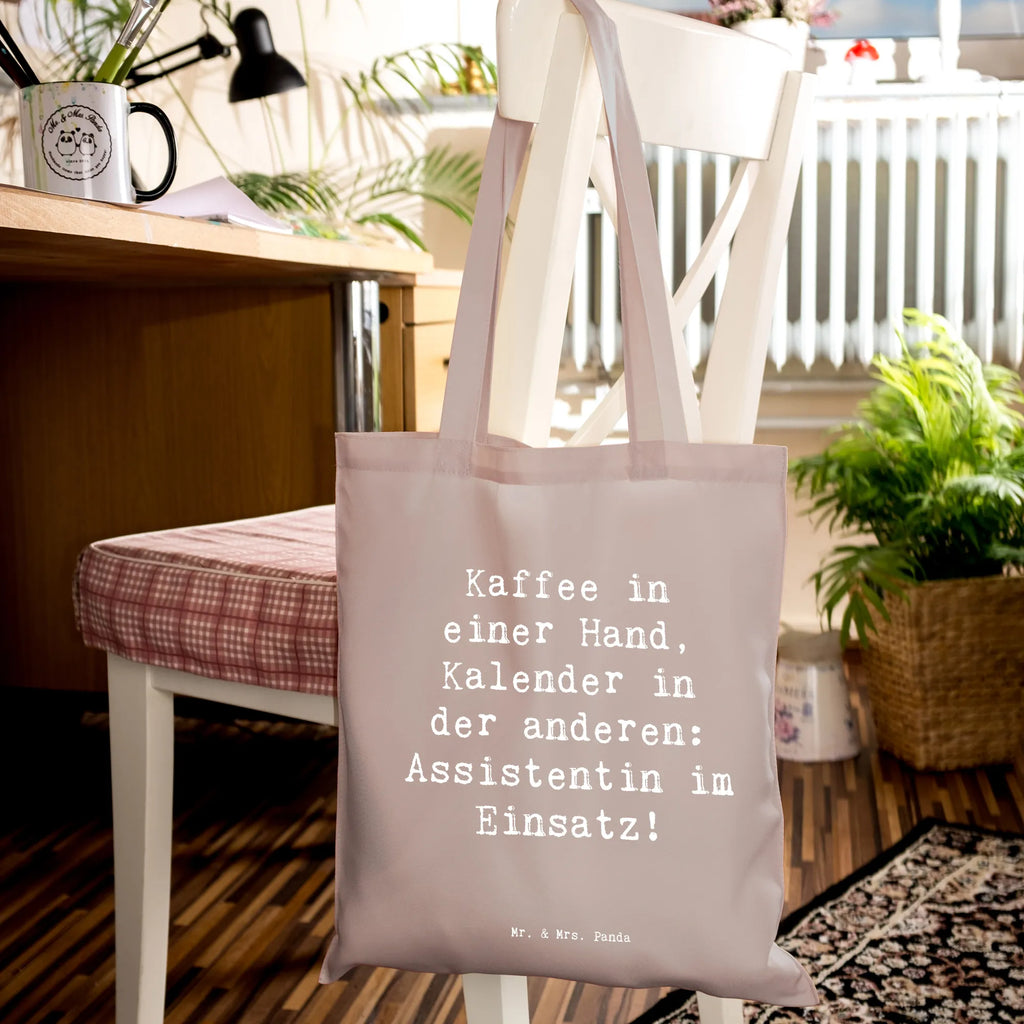 Tragetasche Spruch Kaffee in einer Hand, Kalender in der anderen: Assistentin im Einsatz! Jutetasche, Badetasche, Beuteltasche, Umhängetasche, Jutebeutel, Schultertasche, Shopper, Beutel, Stofftasche, Stoffbeutel, Einkaufstüte, Einkaufstasche, Strandtasche, Laptoptasche, Tasche, Tragetasche, Beruf, Ausbildung, Jubiläum, Abschied, Rente, Kollege, Kollegin, Geschenk, Schenken, Arbeitskollege, Mitarbeiter, Firma, Danke, Dankeschön