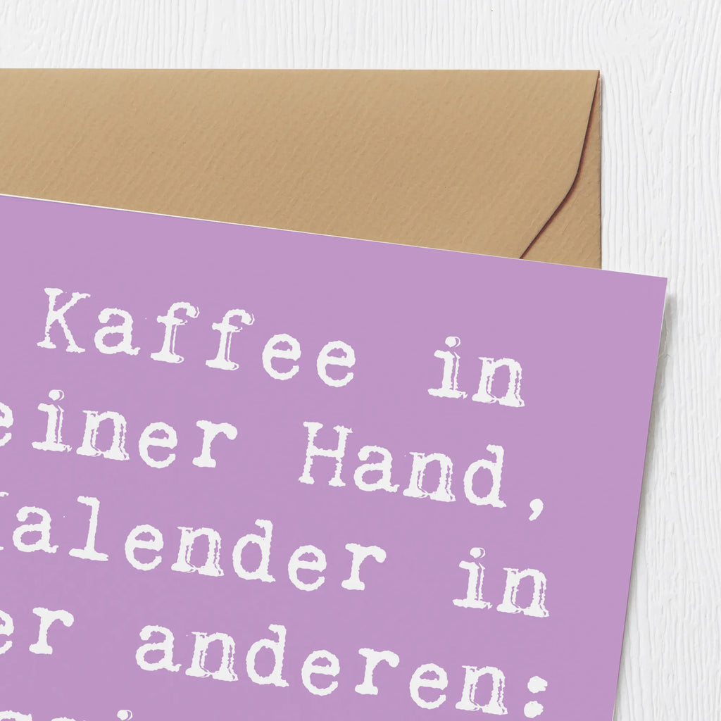 Deluxe Karte Spruch Kaffee in einer Hand, Kalender in der anderen: Assistentin im Einsatz! Hochwertige Klappkarte, Hochzeitskarte, Glückwunschkarte, Karte, Grußkarte, Hochwertige Grußkarte, Geburtstagskarte, Einladungskarte, Klappkarte, Beruf, Ausbildung, Jubiläum, Abschied, Rente, Kollege, Kollegin, Geschenk, Schenken, Arbeitskollege, Mitarbeiter, Firma, Danke, Dankeschön