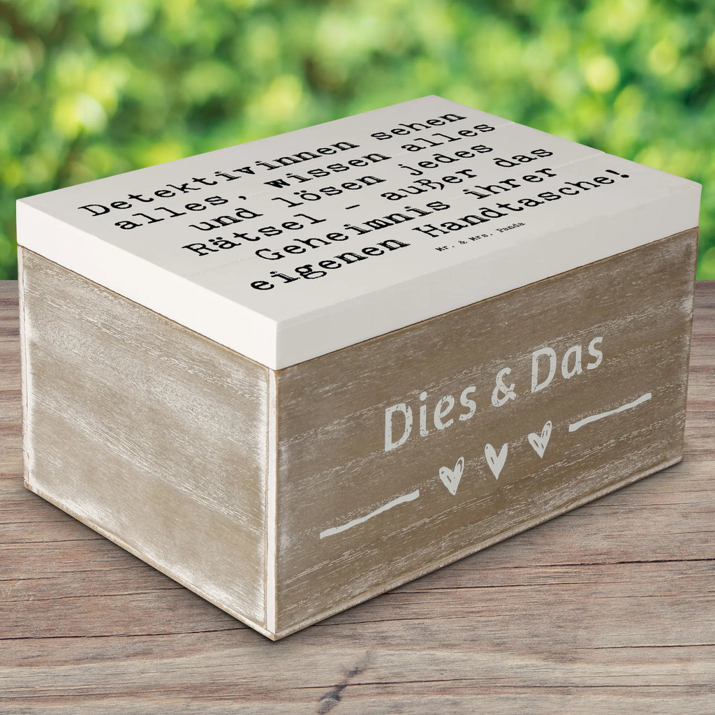 Wooden chest Saying Detektivinnen sehen alles, wissen alles und lösen jedes Rätsel - außer das Geheimnis ihrer eigenen Handtasche! Truhe, Geschenkbox, Erinnerungsbox, Aufbewahrungsbox, Dekokiste, Holzkiste, Erinnerungskiste, Kiste, XXL, Schatulle, Geschenkdose, Schatzkiste, Beruf, Ausbildung, Jubiläum, Abschied, Rente, Kollege, Kollegin, Geschenk, Schenken, Arbeitskollege, Mitarbeiter, Firma, Danke, Dankeschön