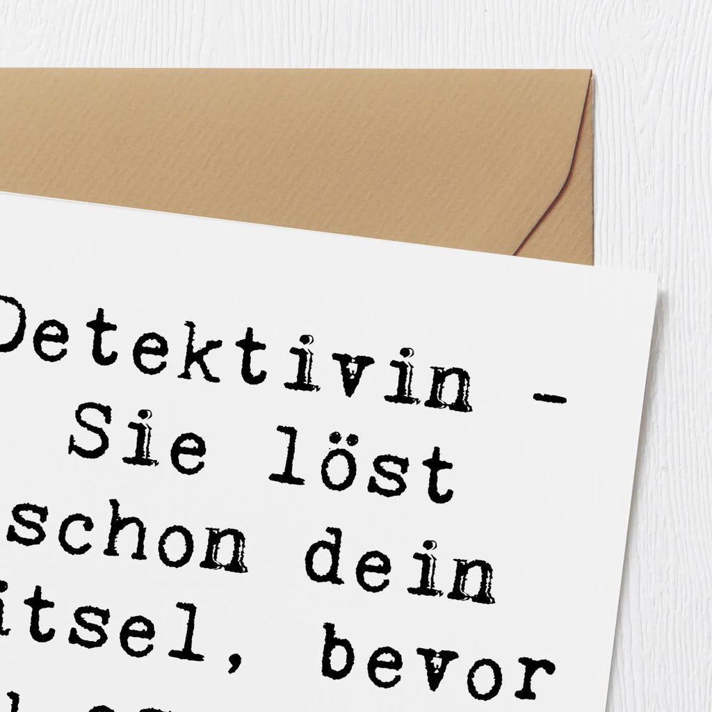 Deluxe Karte Spruch Detektivin - Sie löst schon dein Rätsel, bevor du es selbst verstehst! Klappkarte, Hochwertige Klappkarte, Glückwunschkarte, Hochwertige Grußkarte, Karte, Grußkarte, Hochzeitskarte, Einladungskarte, Geburtstagskarte, Beruf, Ausbildung, Jubiläum, Abschied, Rente, Kollege, Kollegin, Geschenk, Schenken, Arbeitskollege, Mitarbeiter, Firma, Danke, Dankeschön