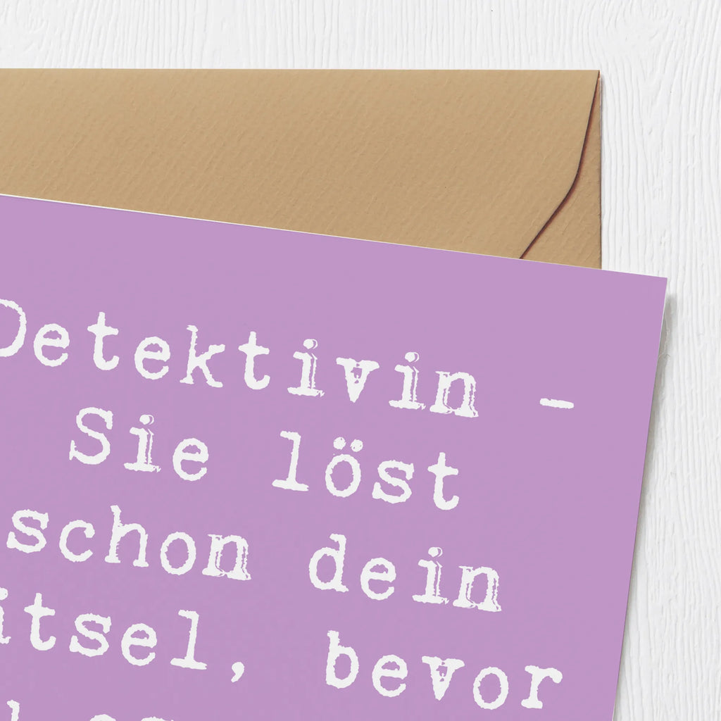 Deluxe Karte Spruch Detektivin - Sie löst schon dein Rätsel, bevor du es selbst verstehst! Klappkarte, Hochwertige Klappkarte, Glückwunschkarte, Hochwertige Grußkarte, Karte, Grußkarte, Hochzeitskarte, Einladungskarte, Geburtstagskarte, Beruf, Ausbildung, Jubiläum, Abschied, Rente, Kollege, Kollegin, Geschenk, Schenken, Arbeitskollege, Mitarbeiter, Firma, Danke, Dankeschön