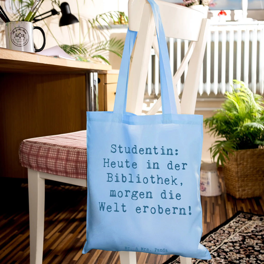 Tragetasche Spruch Studentin: Heute in der Bibliothek, morgen die Welt erobern! Beuteltasche, Beutel, Einkaufstasche, Jutebeutel, Stoffbeutel, Tasche, Shopper, Umhängetasche, Strandtasche, Schultertasche, Stofftasche, Tragetasche, Badetasche, Jutetasche, Einkaufstüte, Laptoptasche, Beruf, Ausbildung, Jubiläum, Abschied, Rente, Kollege, Kollegin, Geschenk, Schenken, Arbeitskollege, Mitarbeiter, Firma, Danke, Dankeschön