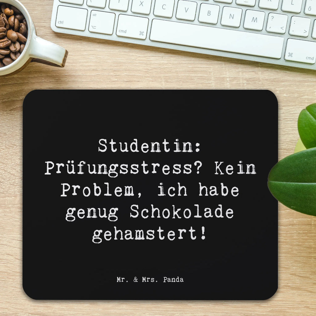 Mauspad Spruch Studentin: Prüfungsstress? Kein Problem, ich habe genug Schokolade gehamstert! Designer Mauspad, Mauspad Büro, Mousepad, Computer zubehör, Einzigartiges Mauspad, Arbeitszimmer, Mausunterlage, PC Zubehör, Mauspad, Büroausstattung, Beruf, Ausbildung, Jubiläum, Abschied, Rente, Kollege, Kollegin, Geschenk, Schenken, Arbeitskollege, Mitarbeiter, Firma, Danke, Dankeschön