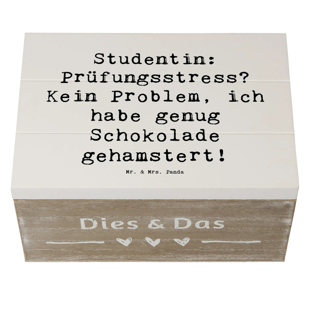 Holzkiste Spruch Studentin: Prüfungsstress? Kein Problem, ich habe genug Schokolade gehamstert! Erinnerungskiste, Holzkiste, Geschenkbox, Schatzkiste, Erinnerungsbox, Geschenkdose, Dekokiste, Kiste, Truhe, Schatulle, XXL, Aufbewahrungsbox, Beruf, Ausbildung, Jubiläum, Abschied, Rente, Kollege, Kollegin, Geschenk, Schenken, Arbeitskollege, Mitarbeiter, Firma, Danke, Dankeschön